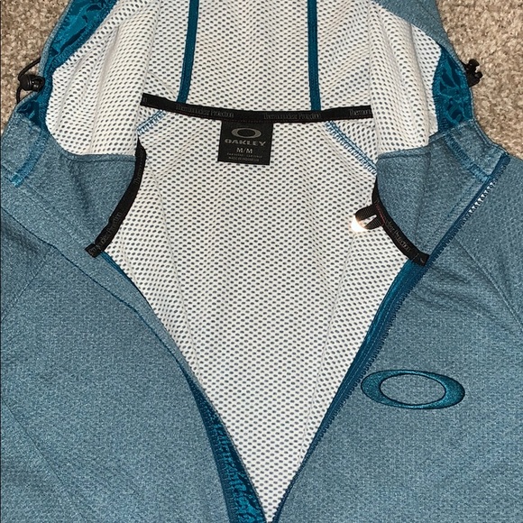 Men’s Oakley Zip up - Picture 2 of 2